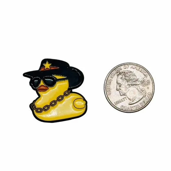 ✨Pin Cartoon Little Yellow Duck Wearing A Hat Metal Brooch Cool Cowboy Hat New✨ - Picture 5 of 5